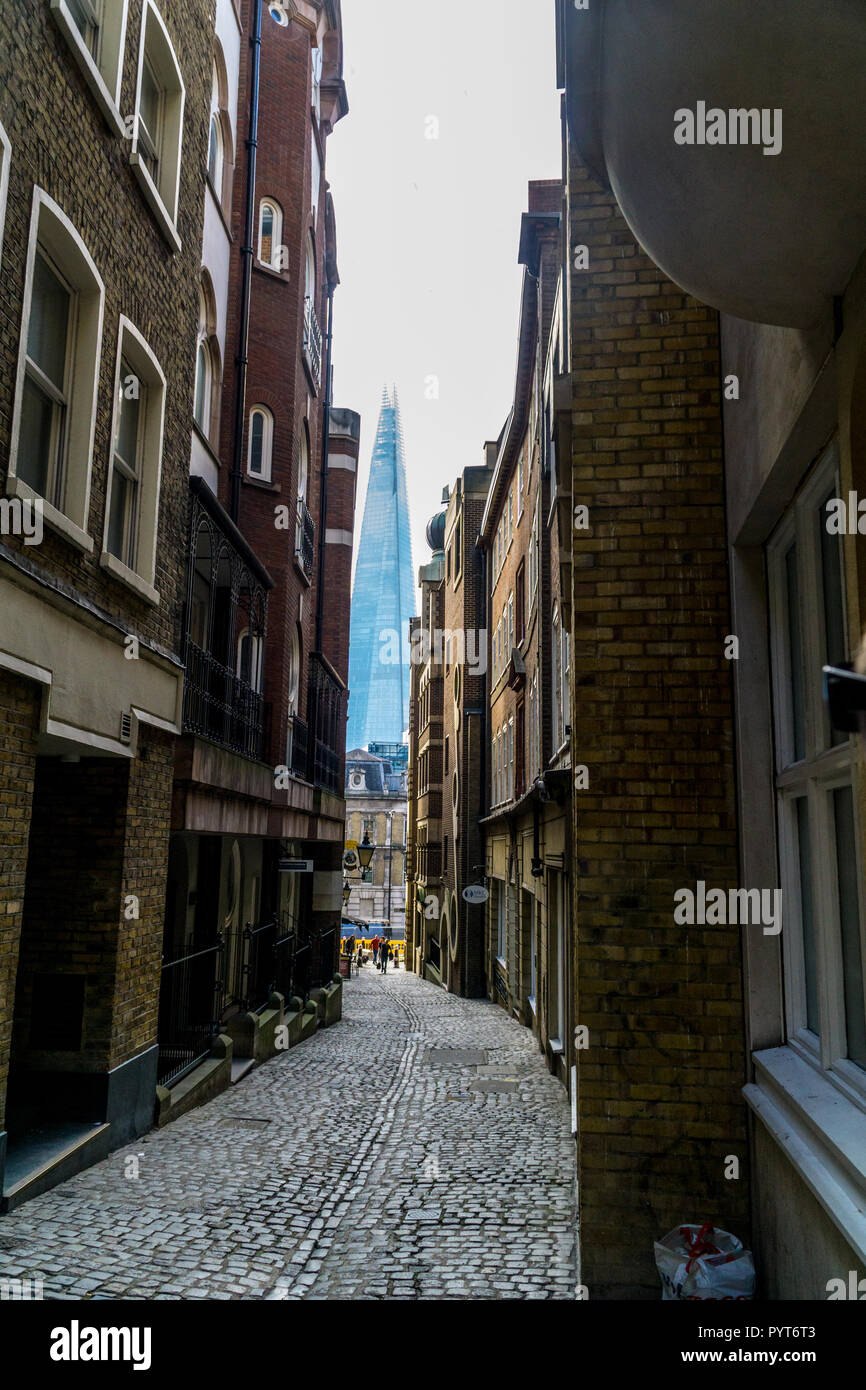 Une rue étroite à Londres Angleterre Royaume-Uni Banque D'Images