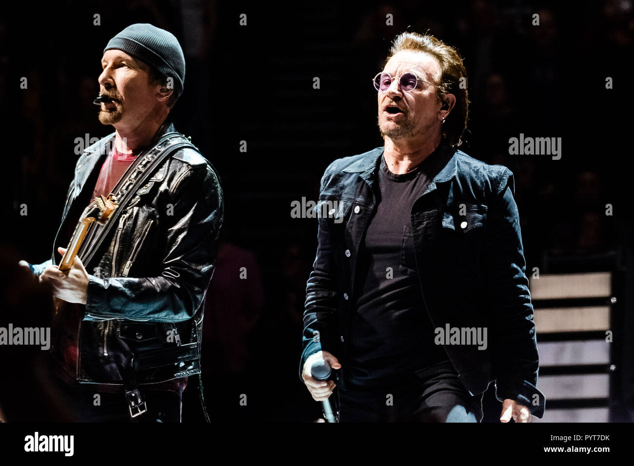 U2 joue O2 Arena le mardi 23 octobre 2018 s'est tenu à l'O2 Arena, Londres. Sur la photo : Bono, Paul David Hewson, le bord, David Howell Evans. Photo par Julie Edwards. Banque D'Images