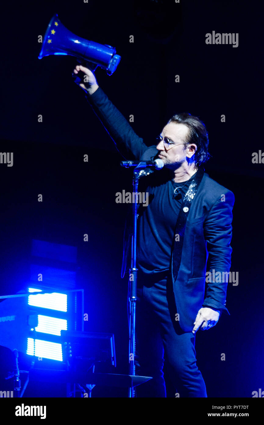 U2 joue O2 Arena le mardi 23 octobre 2018 s'est tenu à l'O2 Arena, Londres. Sur la photo : Bono, Paul David Hewson. Photo par Julie Edwards. Banque D'Images