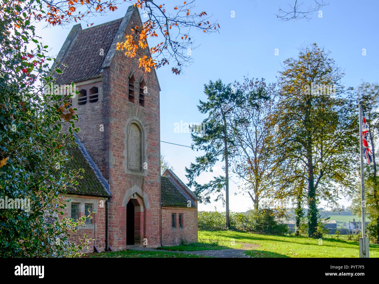 Un Kempley Gloucestershire village. église de saint Édouard le Confesseur, dans le style Arts and Crafts. Banque D'Images
