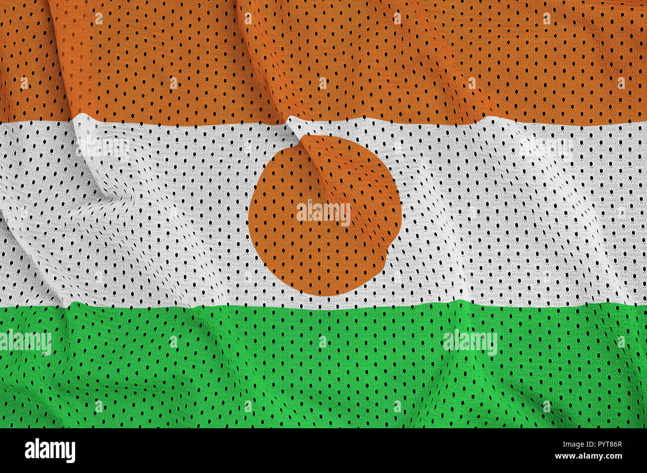 Drapeau Niger imprimé sur un tissu maille nylon polyester sportswear avec certains plis Banque D'Images