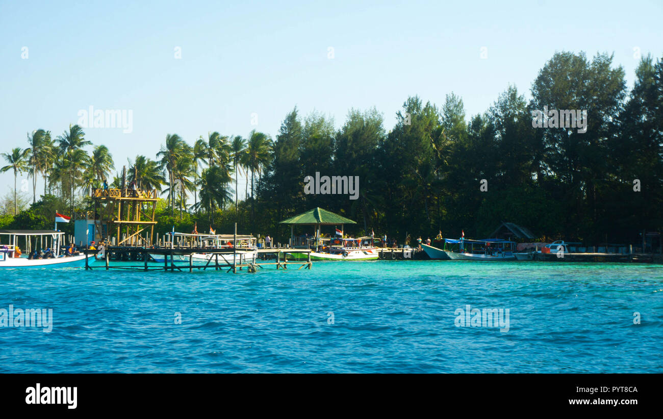 Une petite île avec port port traditionnel avec arbre vert sur l'île de karimun jawa derrière Banque D'Images Une petite île avec port port traditionnel avec arbre vert sur l'île de karimun jawa derrière Banque D'Images