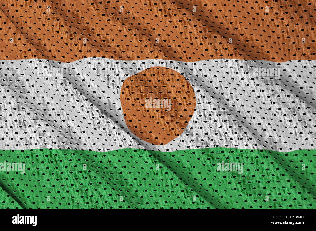 Drapeau Niger imprimé sur un tissu maille nylon polyester sportswear avec certains plis Banque D'Images