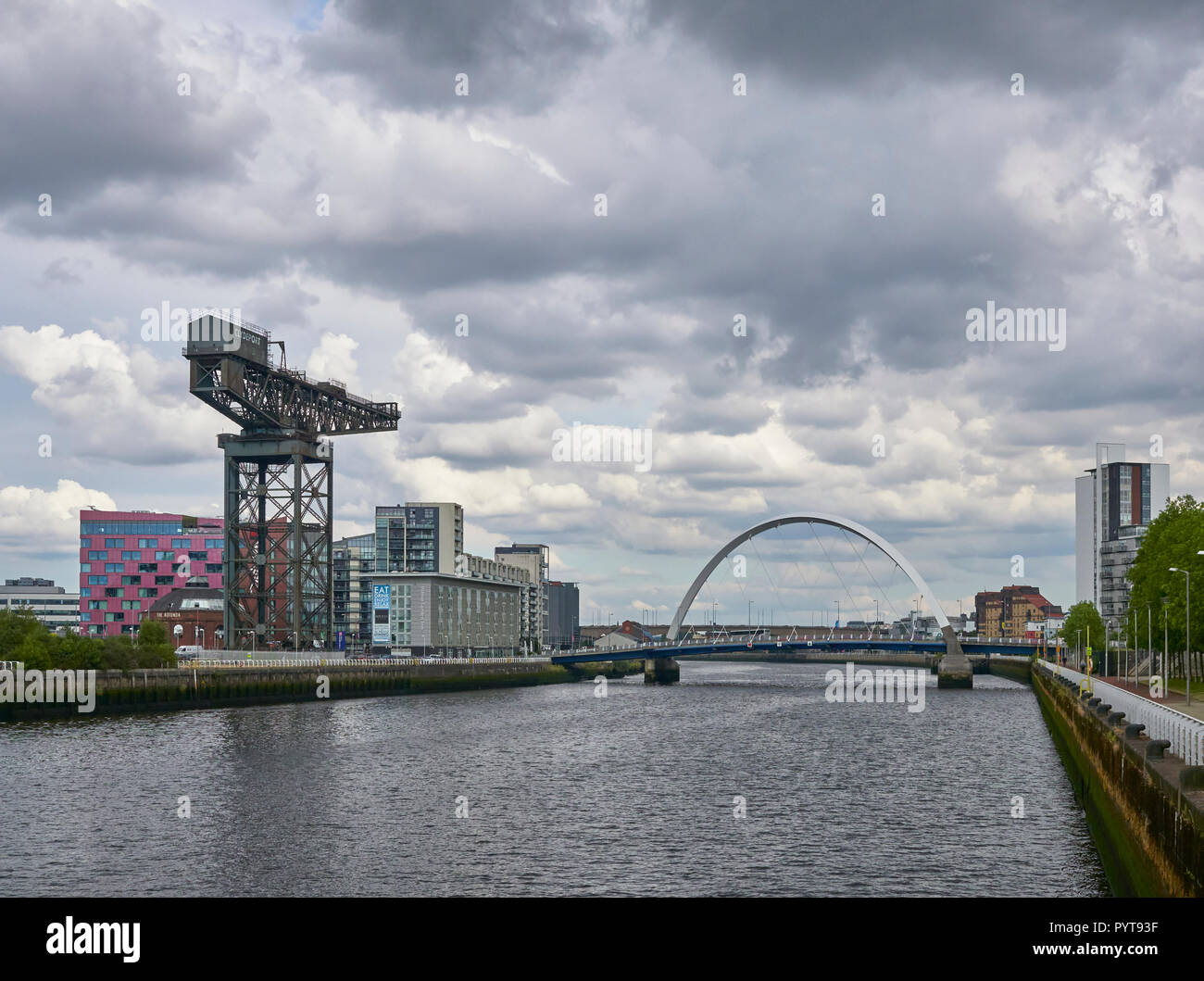 À l'Est le long de la rivière Clyde vers l'Finieston Grue et pont aux sur Pacific Quay, Glasgow, Ecosse, Royaume-Uni. Banque D'Images