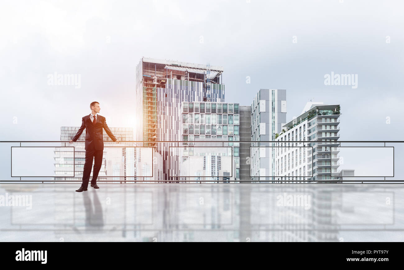 Lever du soleil au-dessus des gratte-ciel et homme d'affaires face à de nouveaux jours Banque D'Images