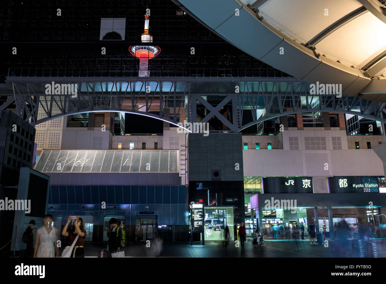 Reflet de la tour de Kyoto à Kyoto gare's windows Banque D'Images