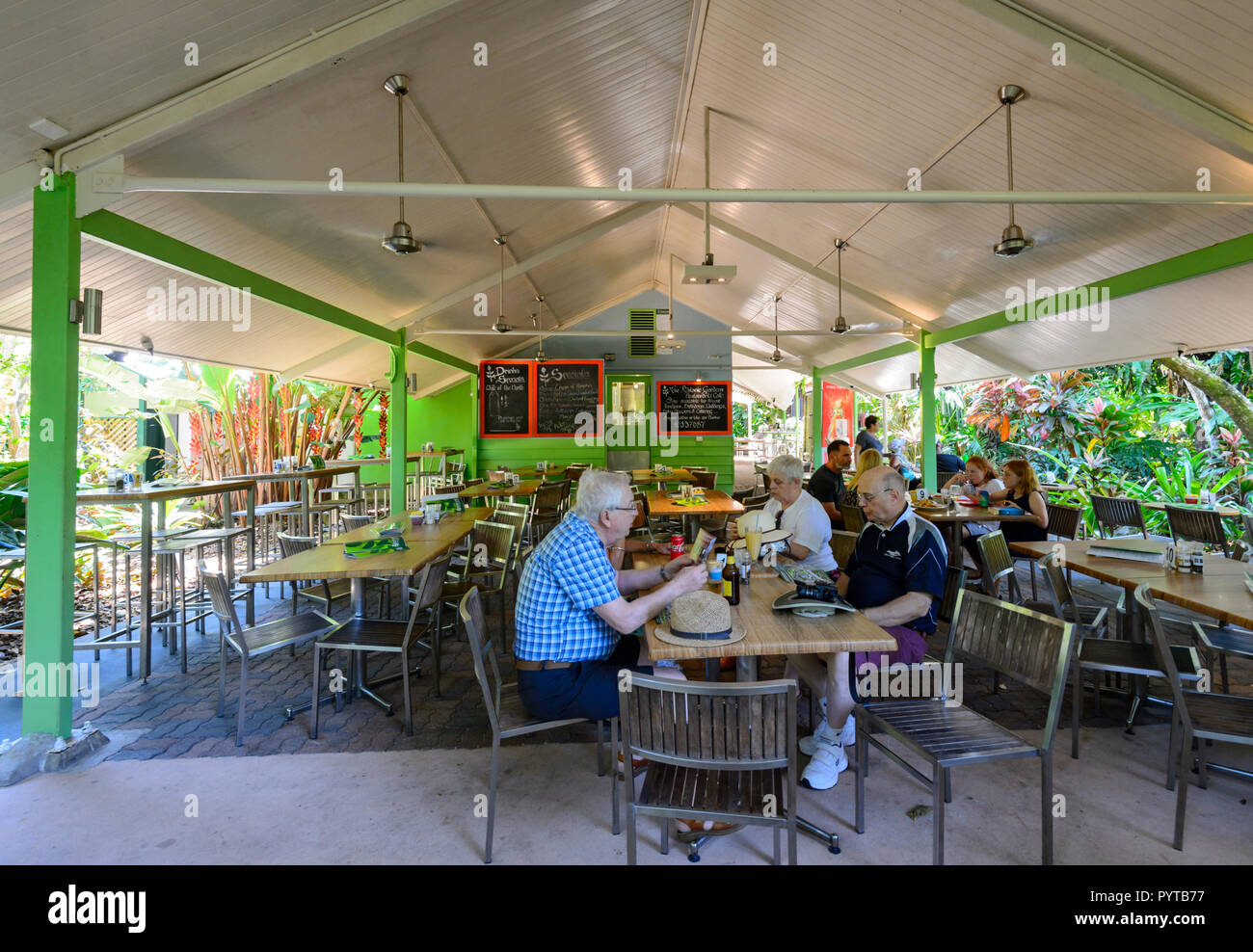 Les visiteurs assis dans un café à Cairns Botanical Gardens, Far North Queensland, Queensland, Australie, FNQ Banque D'Images