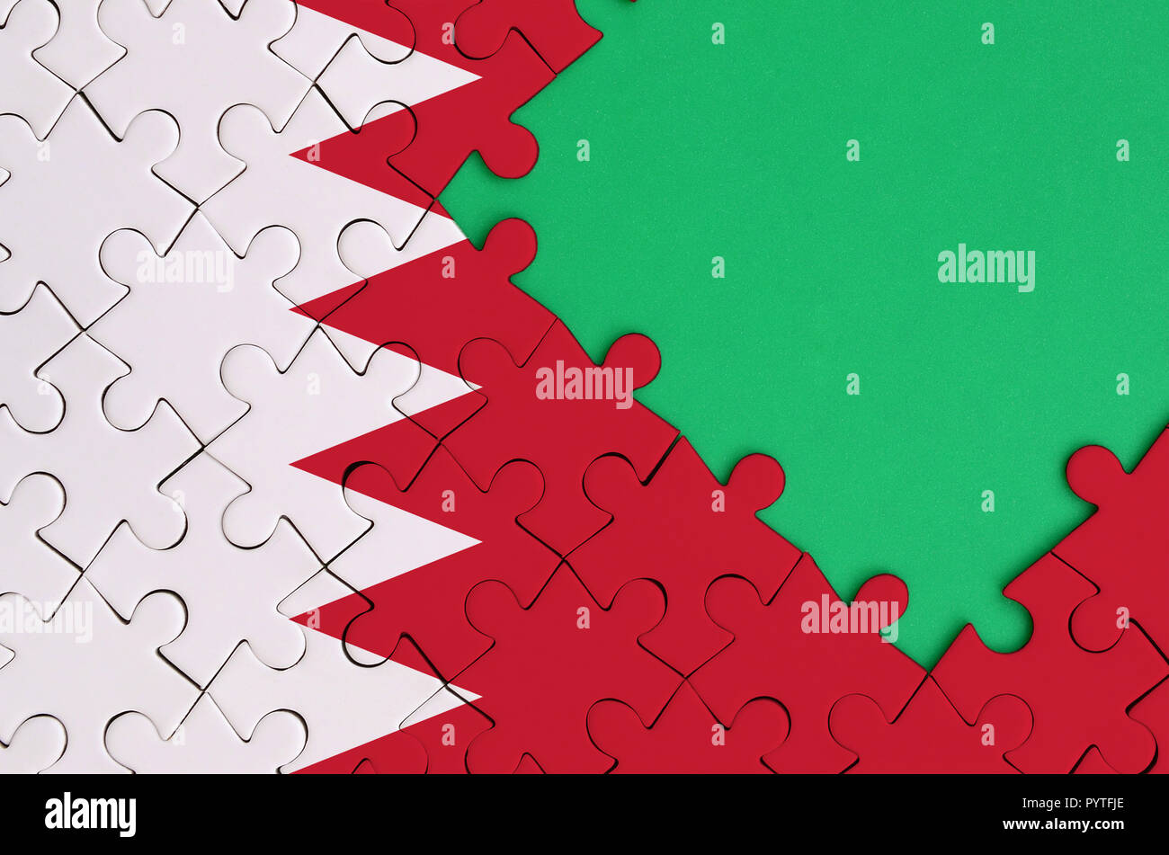 Drapeau de Bahreïn est représenté sur un puzzle avec copie espace vert sur le côté droit. Banque D'Images