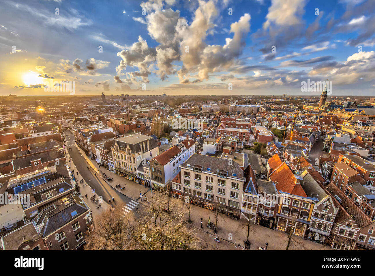 Vue aérienne sur la partie historique de la ville de Groningen au coucher du soleil Banque D'Images