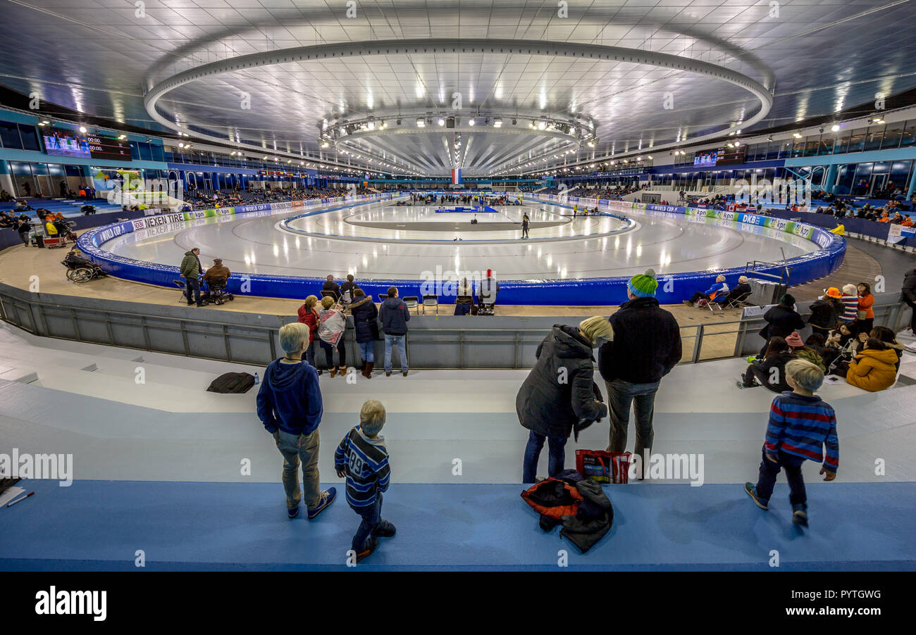 Heerenveen, Pays-Bas - le 9 décembre 2016 : les spectateurs dans le stade de glace Thialf récemment rénové au cours de l'coupe du monde ISU de patinage de vitesse cont Banque D'Images