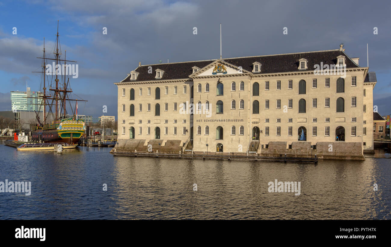 AMSTERDAM, Pays-Bas - 29 décembre 2016 : le célèbre musée maritime ou Scheepvaartmuseum dans le site du patrimoine mondial de l'Unesco d'Amsterdam Banque D'Images