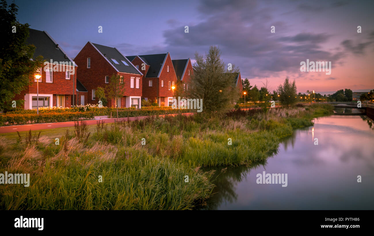 L'exposition longue nuit de l'image écologique moderne Rue de banlieue avec des maisons de famille avec eco friendly dans Veenendaal ville, aux Pays-Bas. Banque D'Images L'exposition longue nuit de l'image écologique moderne Rue de banlieue avec des maisons de famille avec eco friendly dans Veenendaal ville, aux Pays-Bas. Banque D'Images