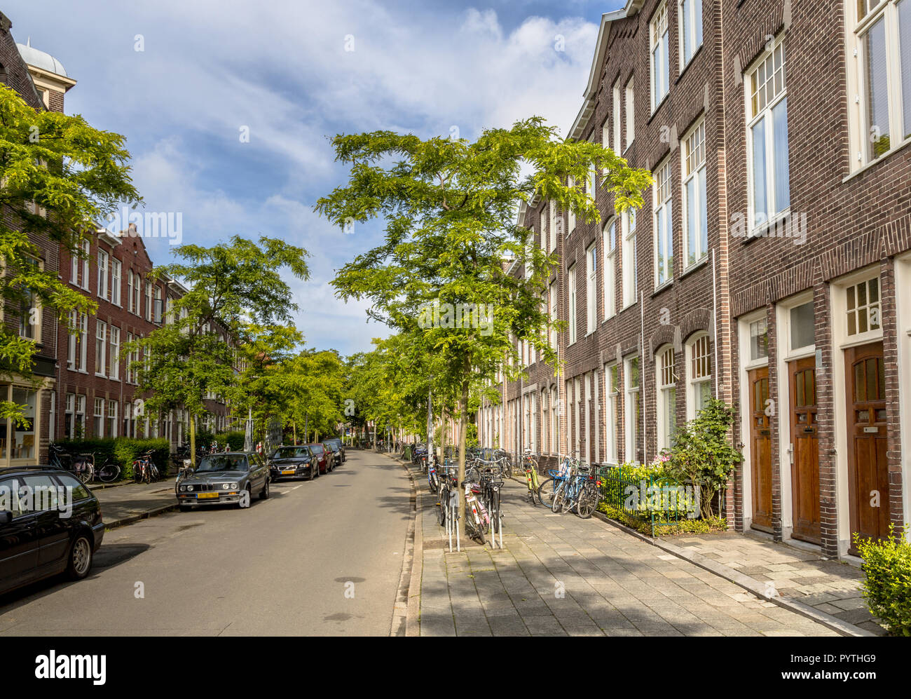 Cityscape of Dutch bâtiments historiques de rue avec maisons anciennes datant de 1910 à groningen Pays-Bas Banque D'Images