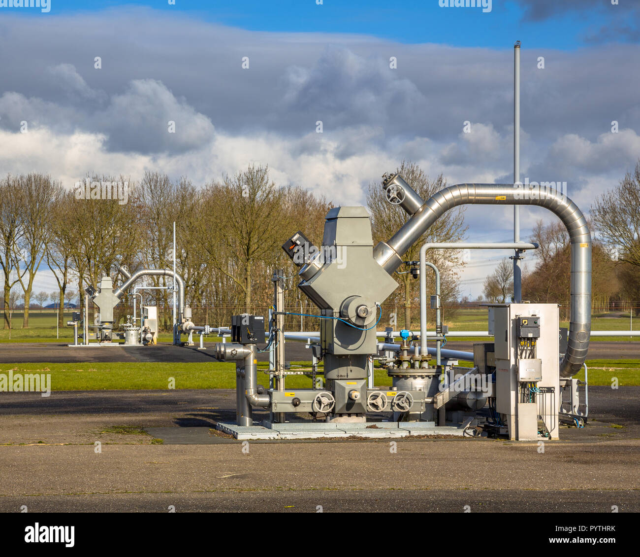 Puits de pétrole moderne sur le site de traitement de gaz naturel Banque D'Images