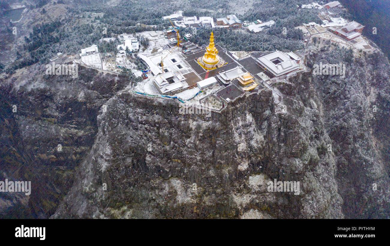 Golden Buddha sur Emeishan ou Emei Mountain, province du Sichuan, Chine Banque D'Images