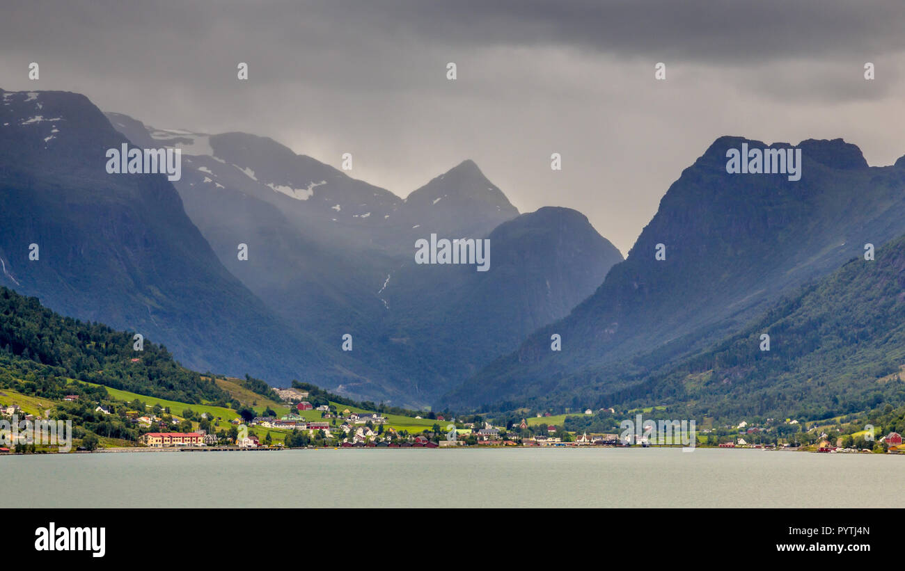 Vue paysage de l'ancien village de Briksdalsbreen vallée glaciaire en Norvégien Innvikfjord Fjord Norway Banque D'Images