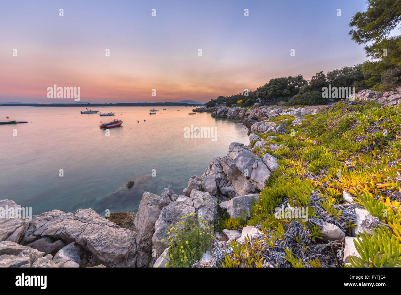 Rocky croate de la côte touristique. Une longue exposition libre de rochers, de la végétation, et des bateaux sur l'île de Cres. Banque D'Images Rocky croate de la côte touristique. Une longue exposition libre de rochers, de la végétation, et des bateaux sur l'île de Cres. Banque D'Images