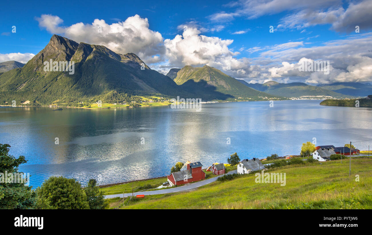 Fjord norvégien paysage sur journée ensoleillée en août avec des maisons et des villages près de Volda Banque D'Images