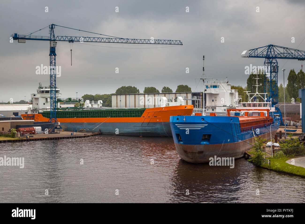Les navires en construction dans un chantier naval en Frise, Pays-Bas Banque D'Images
