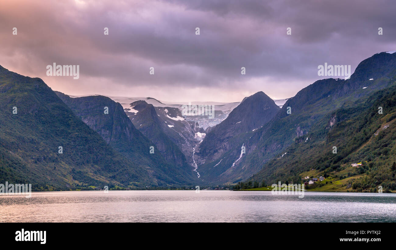 Vue de la vallée du Glacier Briksdalsbreen du lac Oldevatnet en Norvège Banque D'Images