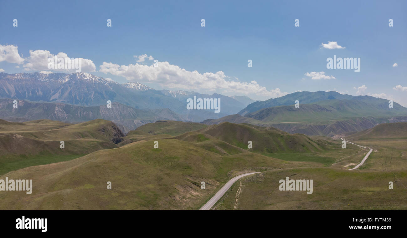 Jalal Abad-région, le Kirghizistan sur la rivière Naryn. La note de ce pays s'ouvre sur la vallée de Ferghana. Downhill ou niveau des routes. Montagnes du Kirghizistan Banque D'Images