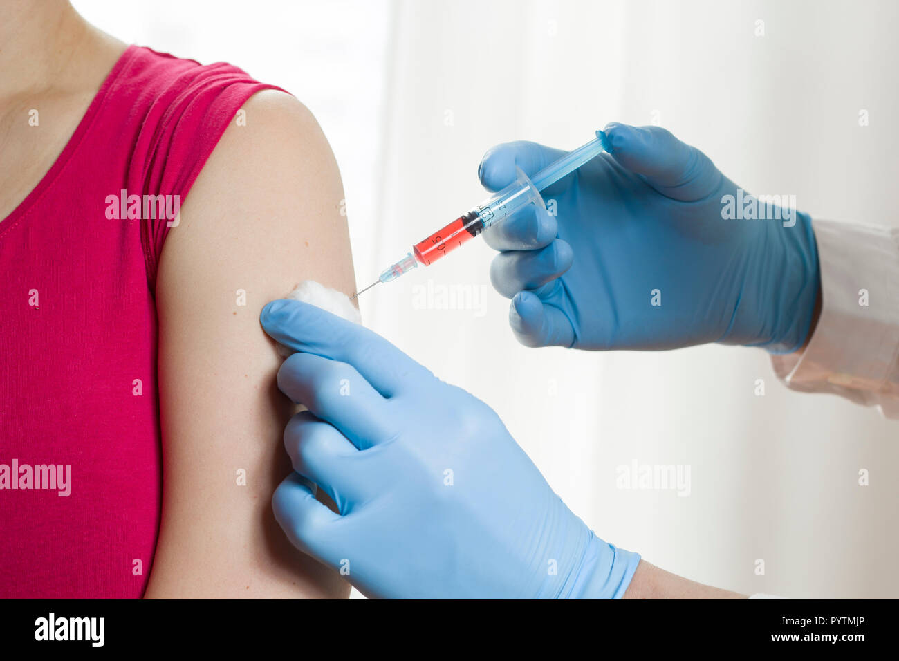Le médecin vaccine avec une seringue. Banque D'Images