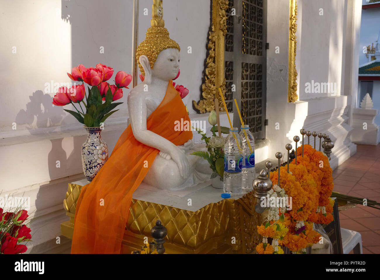 Un Bouddha blanc figure au Wat Thepthidaram, une fois la demeure du poète thaïlandais Sunthorn Phu, à Bangkok, Thaïlande Banque D'Images
