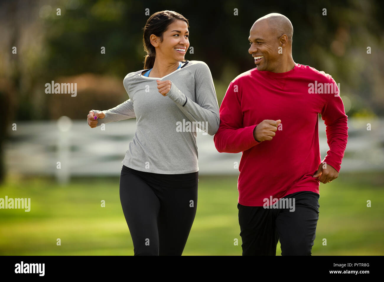 Happy young couple aller courir ensemble dans le parc. Banque D'Images