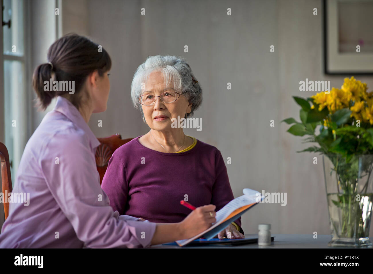 Femme âgée de parler avec son médecin. Banque D'Images