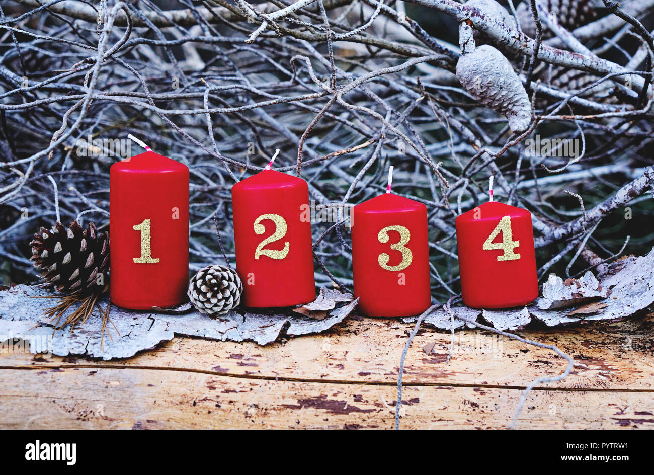 Quatre bougies de l'avent rouge avec le numéro comme catholiques symbole de  Noël. Maquette de décoration de Noël avec une bougie de l'avent avec des  bougies burni Photo Stock - Alamy