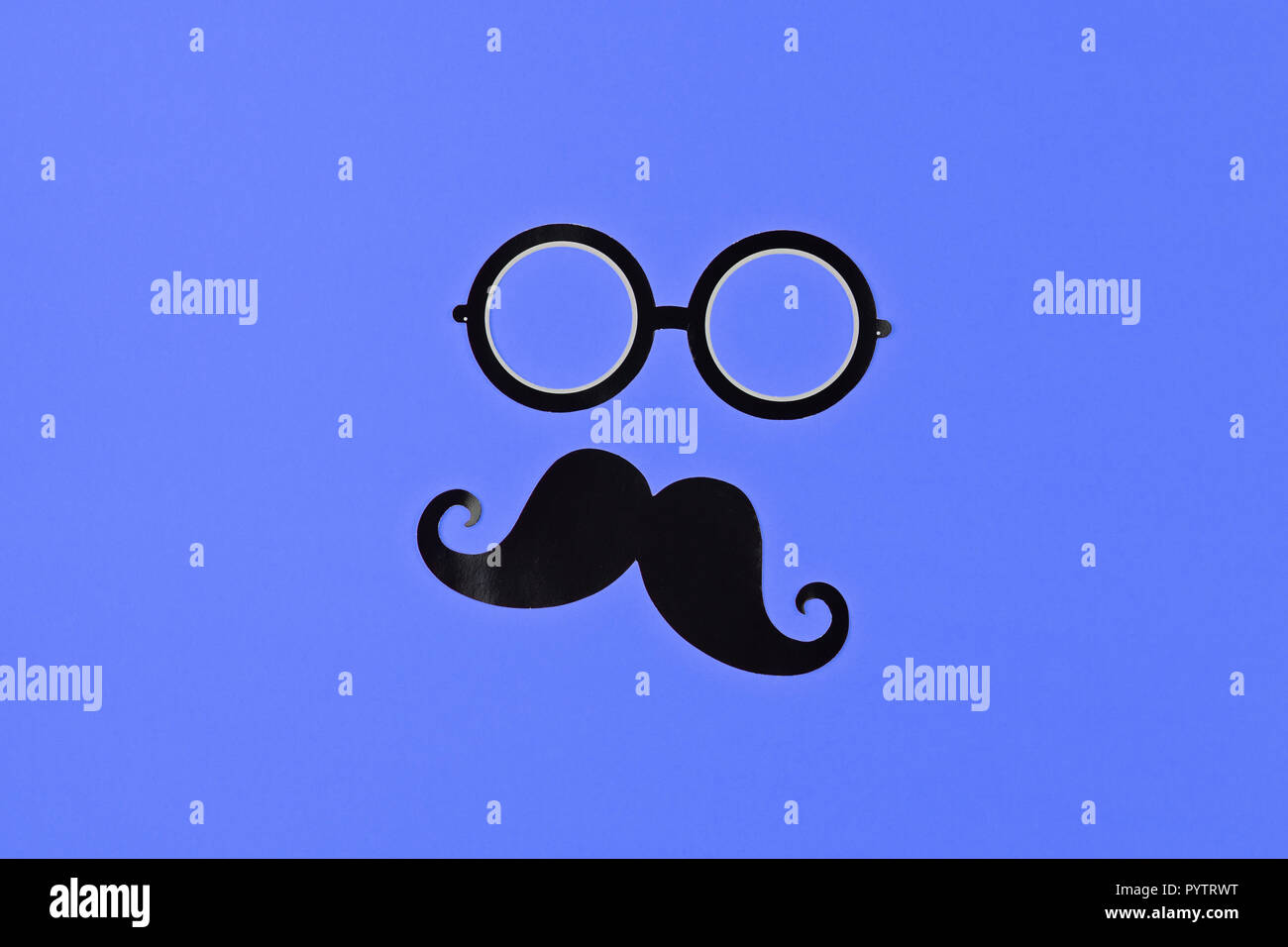 Novembre est le Mois de sensibilisation au cancer de la prostate.Template de carte de souhaits avec drôle de visage depuis Photo Booth props lunettes noires et d'une moustache sur zone bleue Banque D'Images