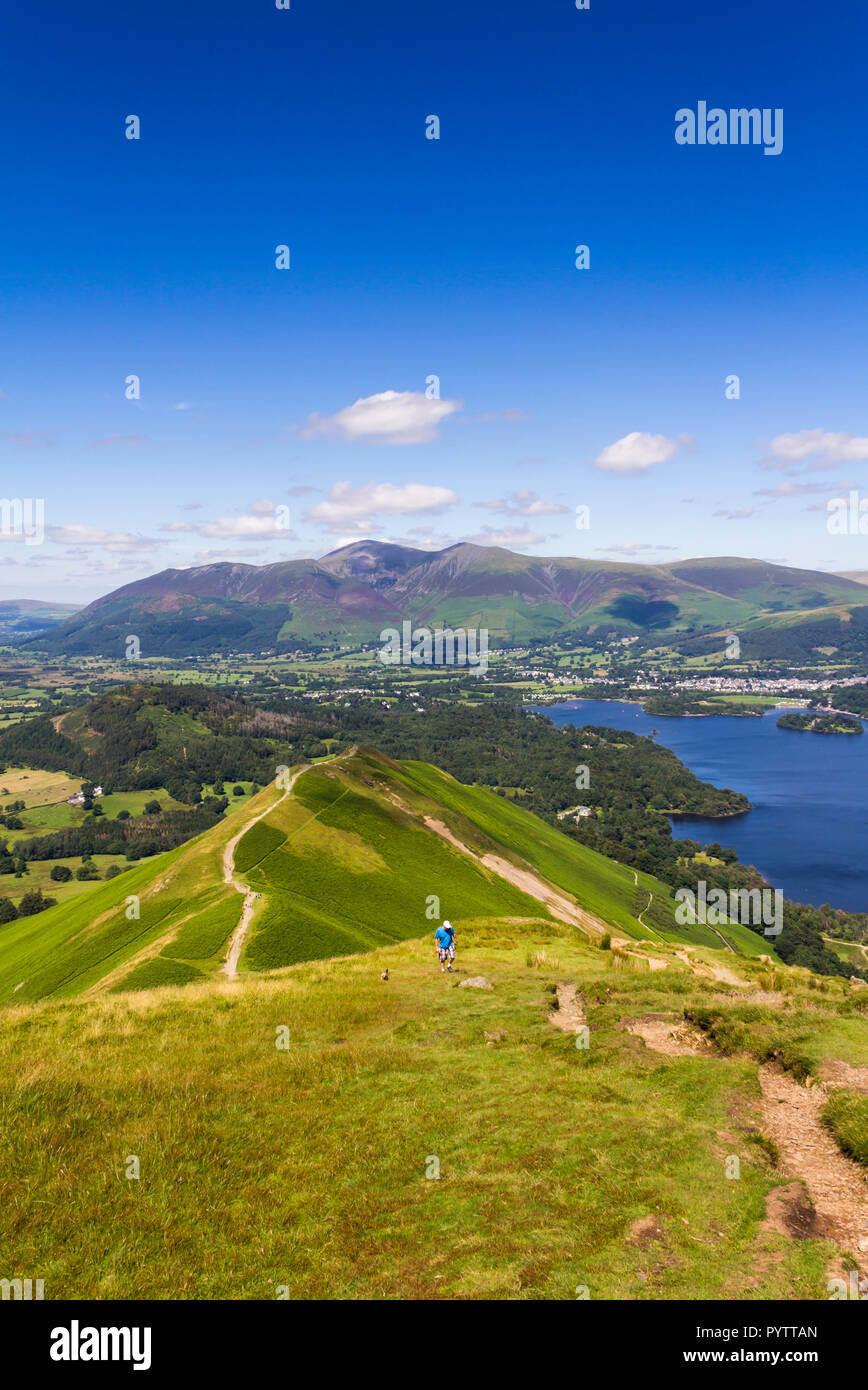 Le sentier bien usé dans Skelgill bank menant au sommet de Cat Bells (451 mètres) Près de Keswick, Cumbria. Banque D'Images