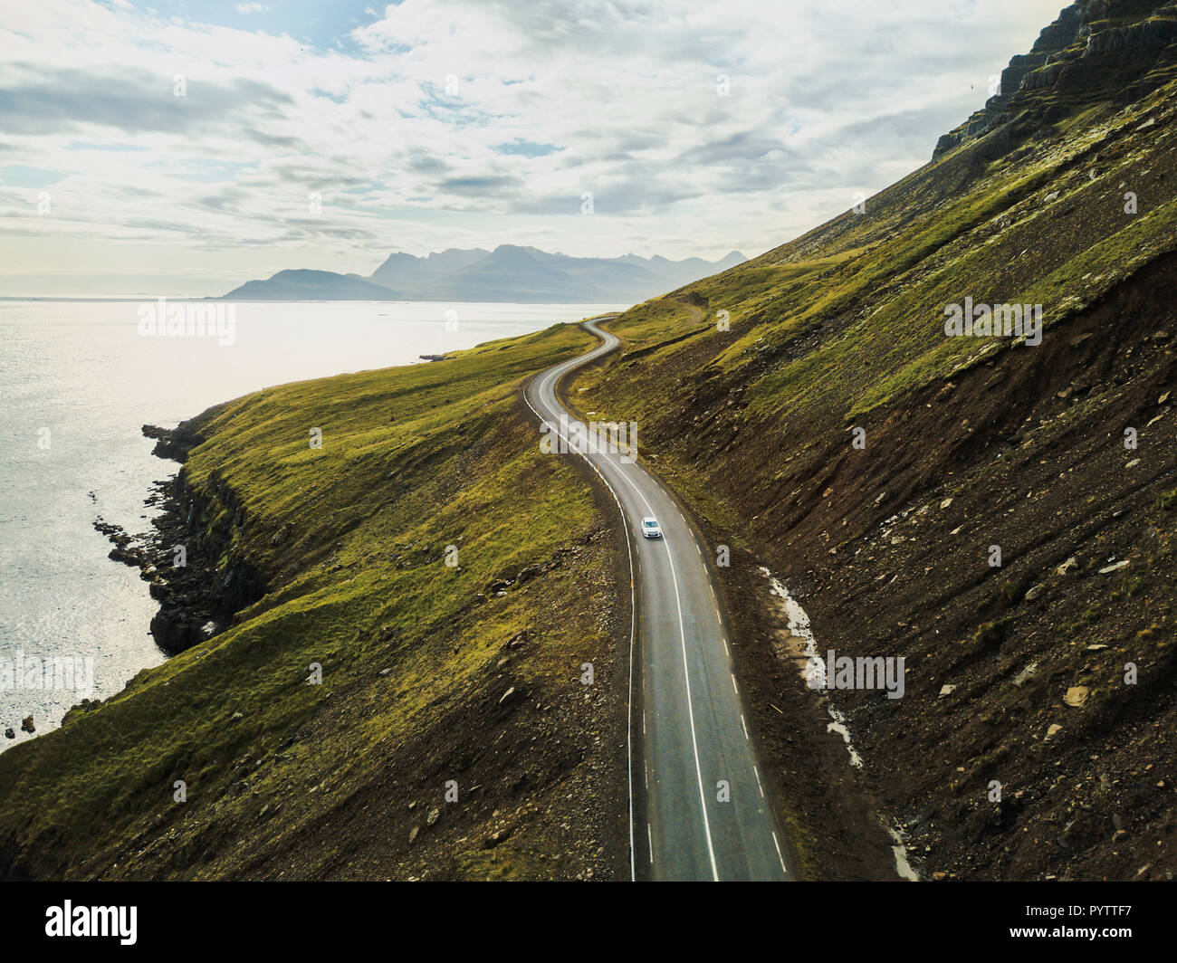 Voiture roulant sur route magnifique, billet d'arrière-plan, paysage panoramique aérienne à partir de l'Islande Banque D'Images