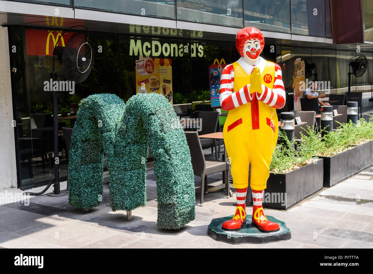 BANGKOK, THAÏLANDE, 25 mars 2017 : Ronald McDonald rendant le tra Banque D'Images