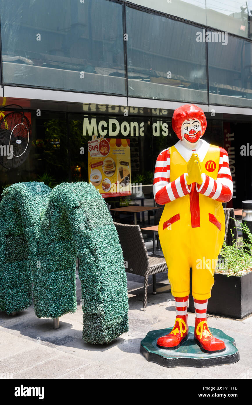 BANGKOK, THAÏLANDE, 25 mars 2017 : Ronald McDonald rendant le tra Banque D'Images