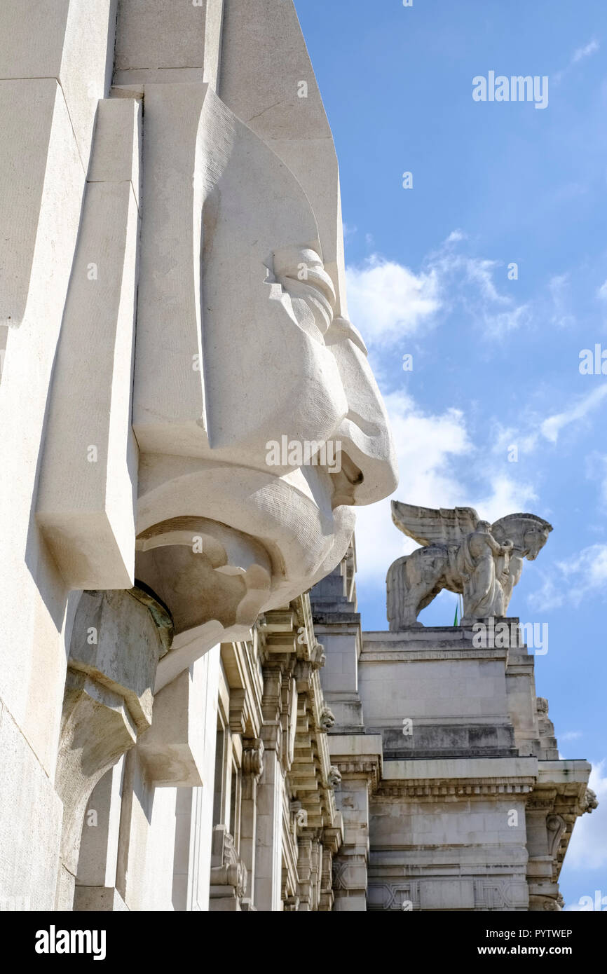 L'Italie, Lombardie, Milan. Les détails architecturaux de la gare centrale (Stazione di Milano Centrale)) (1931), architecte Ulisse Vittoria (1871-1947). Banque D'Images