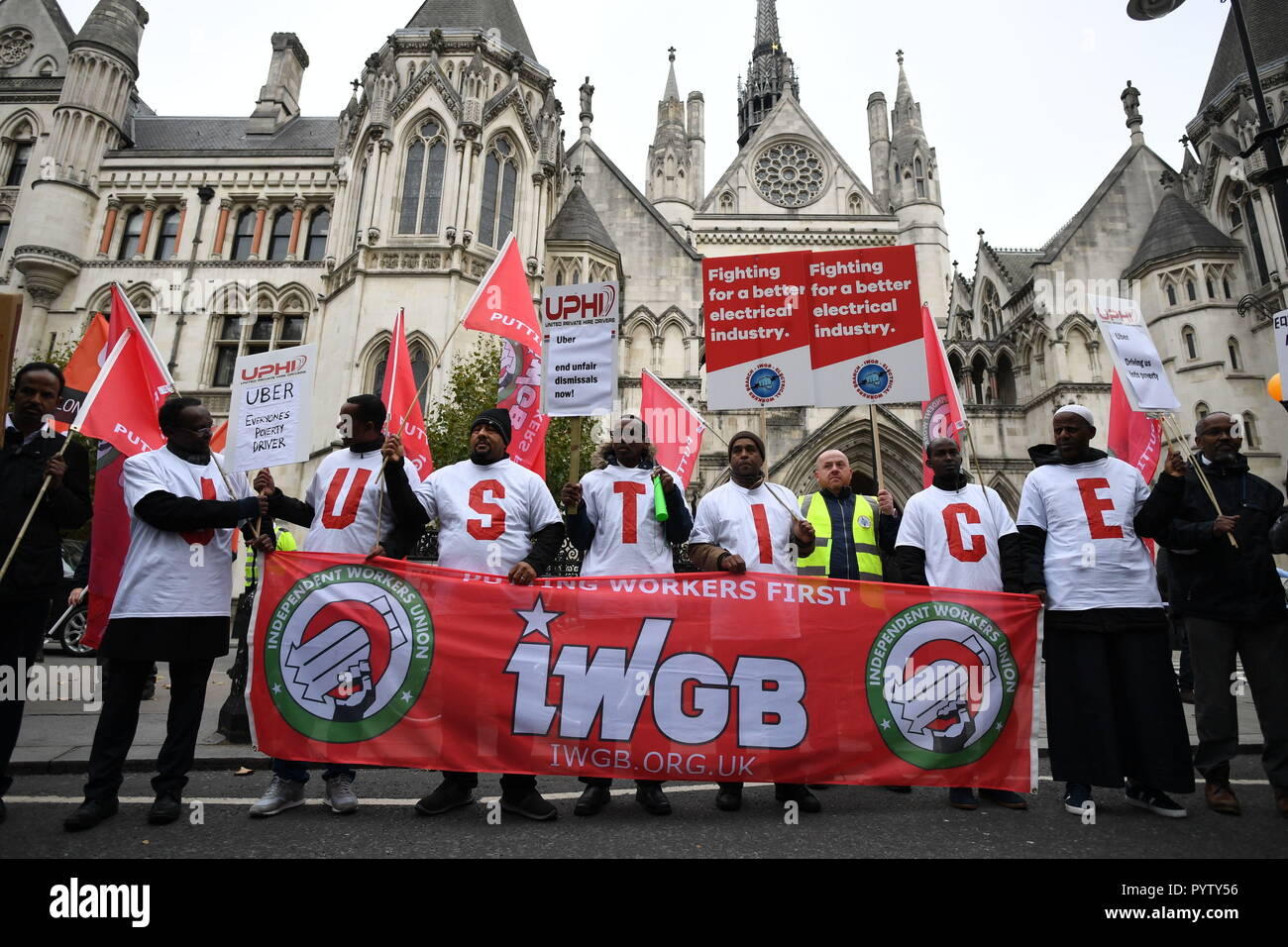 Stade pilotes Uber une protestation à l'extérieur de la Royal Courts of Justice, Londres, avant la décision sur leurs droits en matière d'emploi. Banque D'Images