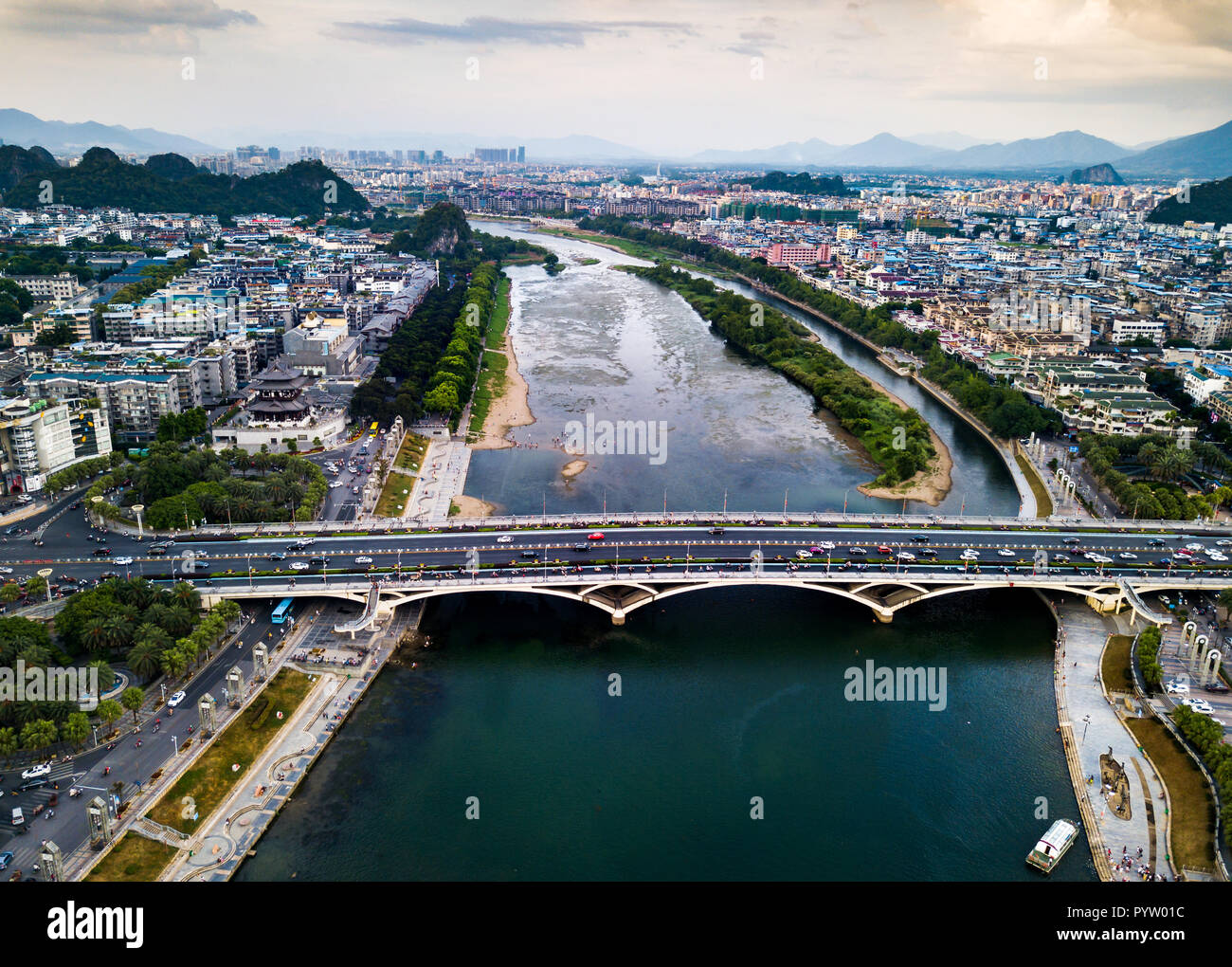 La ville de Guilin avec le pont sur la rivière Li vue aérienne Banque D'Images