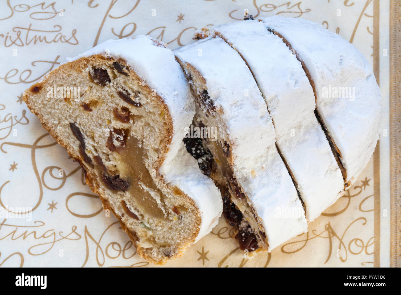Tranches de gâteau de Noël Stollen sur serviette serviette Banque D'Images
