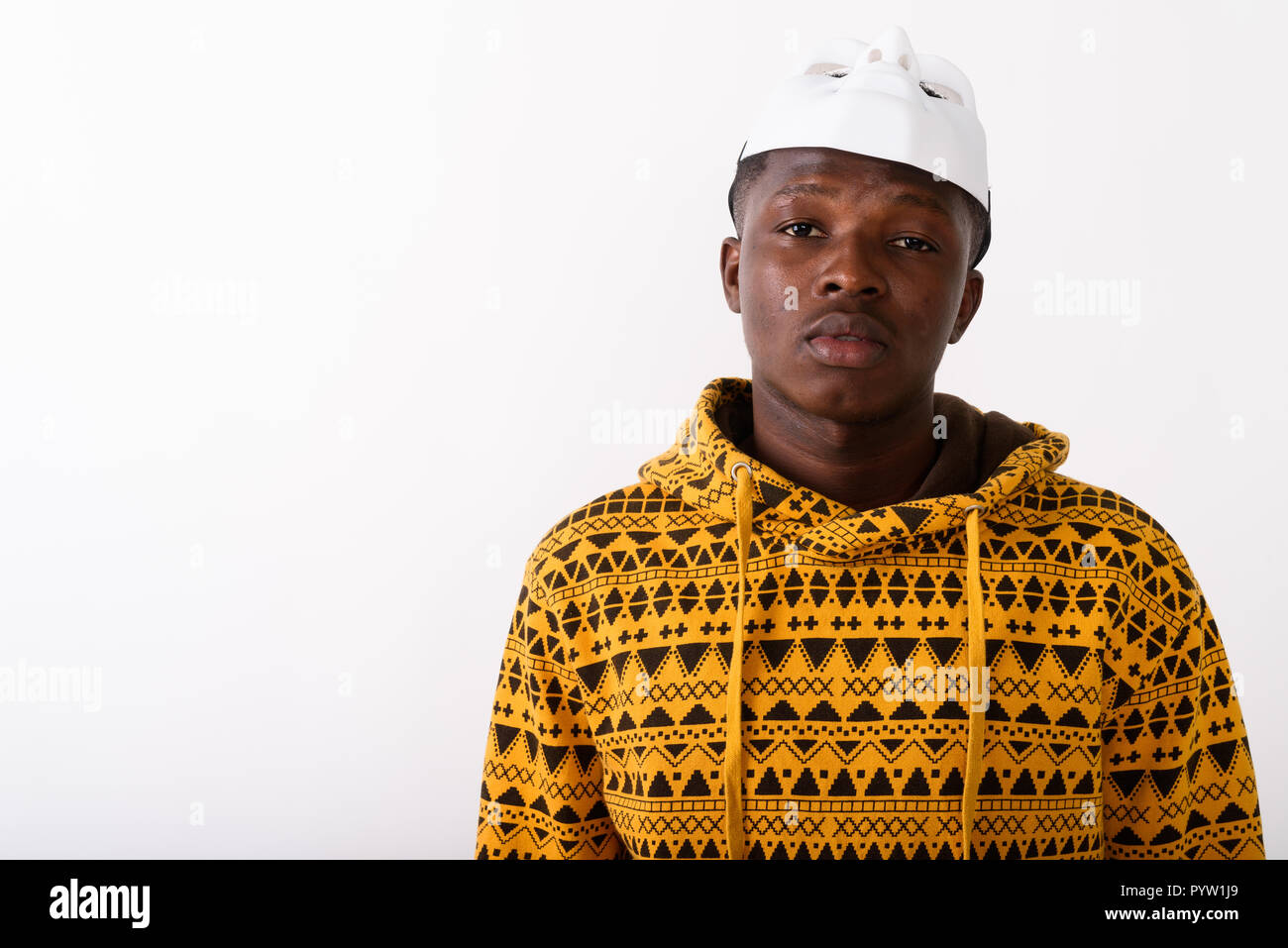 Studio shot of young black African man wearing masque blanc sur le dessus Banque D'Images
