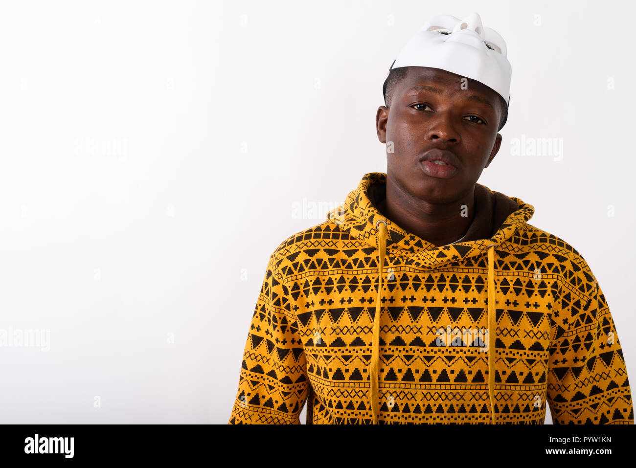 Studio shot of young black African man wearing masque blanc sur le dessus Banque D'Images