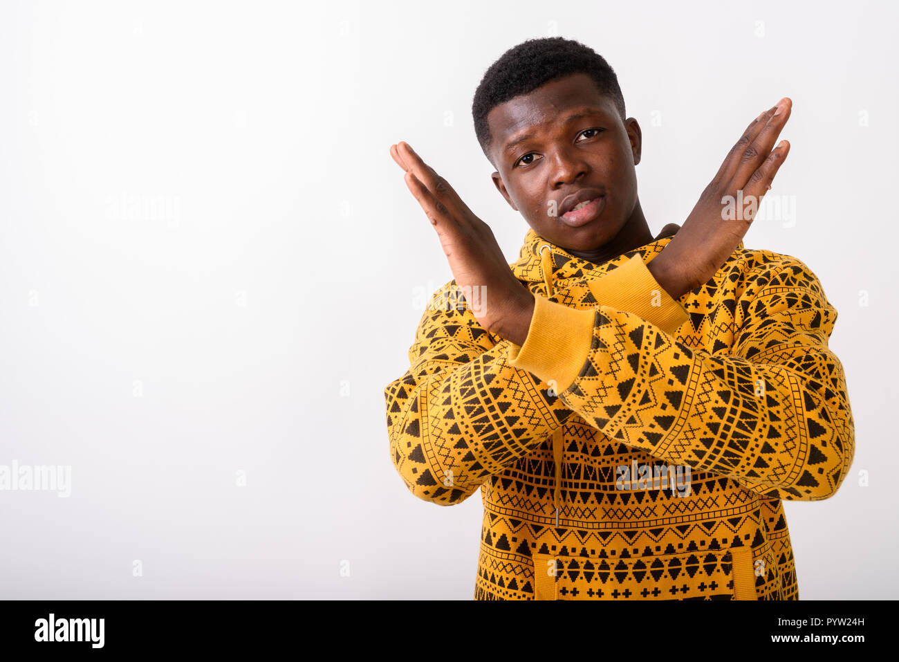 Portrait de jeune homme noir africain montrant arrêter hand gesture Banque D'Images