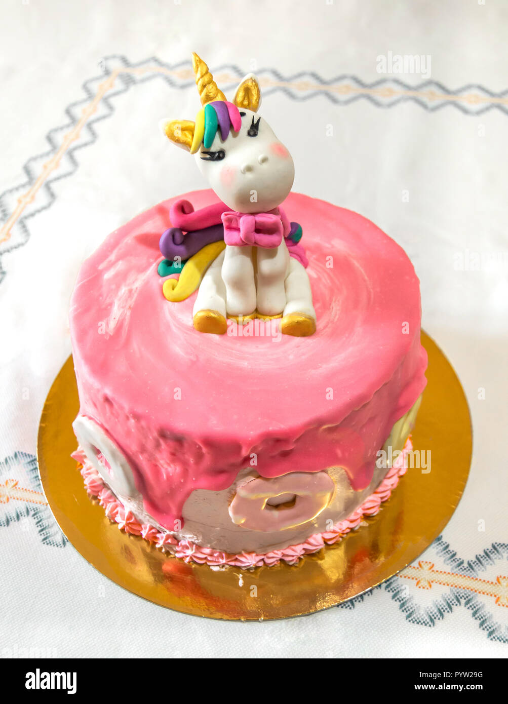 Colorés et délicieux gâteau pour les enfants avec une belle décoration et unicorn. Gâteau rose avec une figure d'une licorne. Banque D'Images