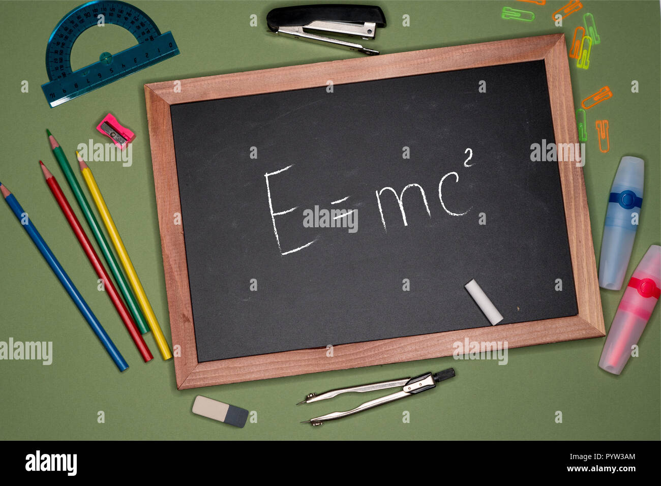 Concept Retour à l'école. La théorie de la relativité d'Einstein écrit sur tableau noir sur fond vert avec modèle Banque D'Images