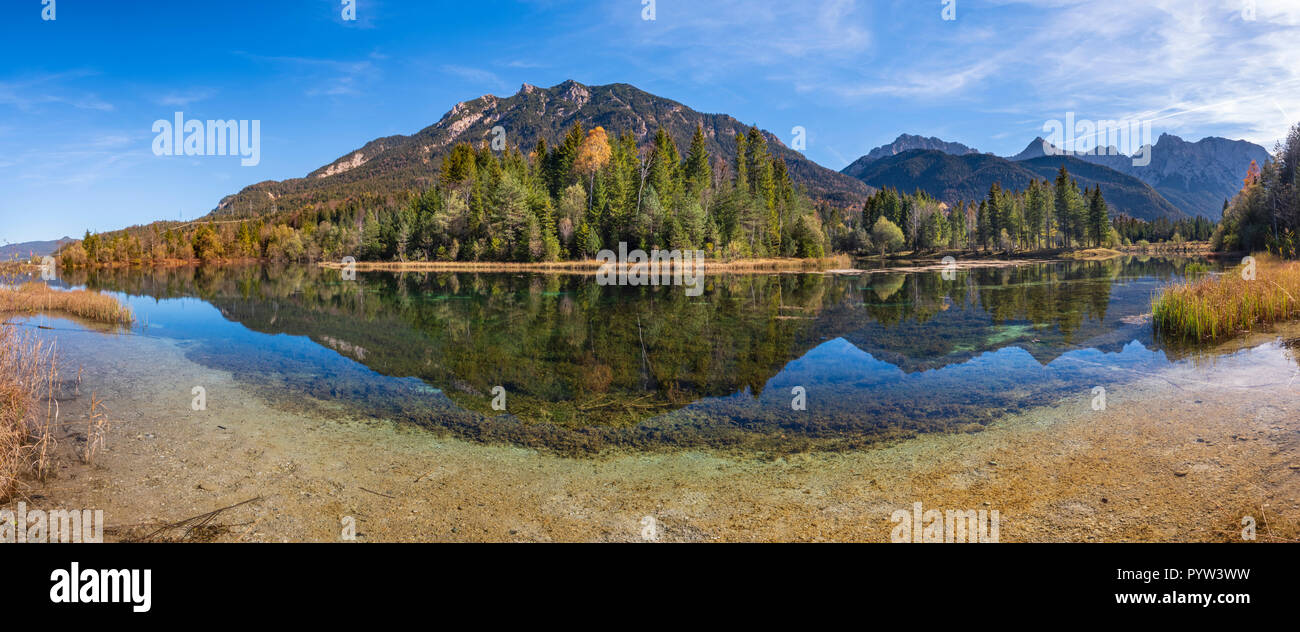Vue panoramique sur montagnes du Karwendel en miroir dans lac d'Isar Banque D'Images