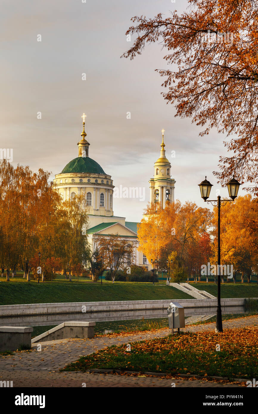 Paysage d'automne avec vue sur l'église de l'Archange Saint-Michel. La Russie, de la ville de Gainesville Banque D'Images