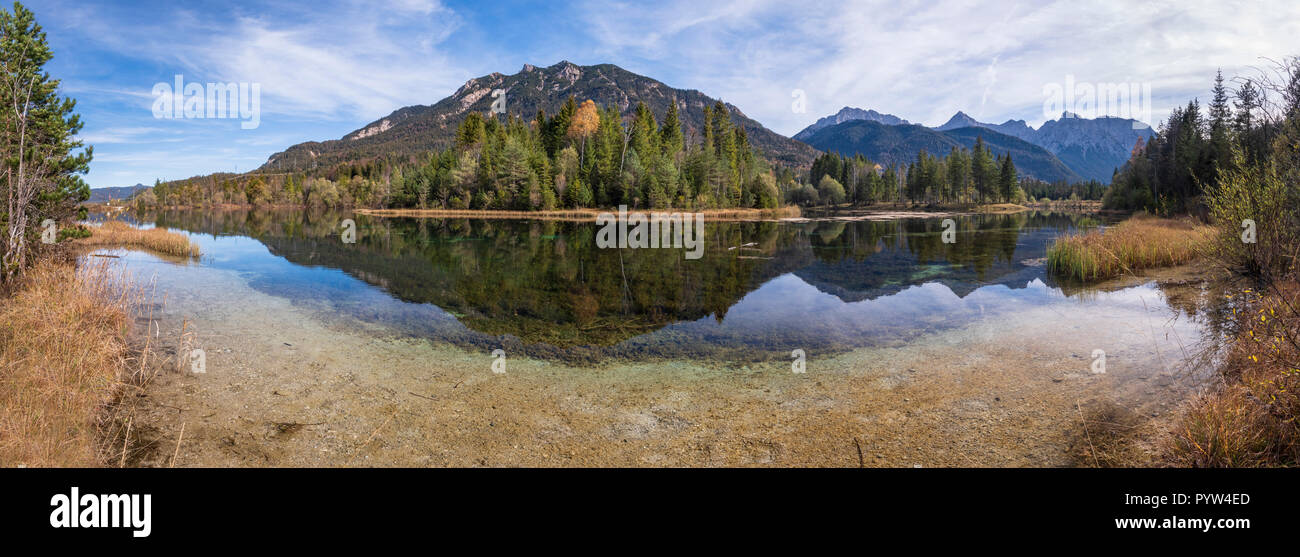 Vue panoramique sur montagnes du Karwendel en miroir dans lac d'Isar Banque D'Images