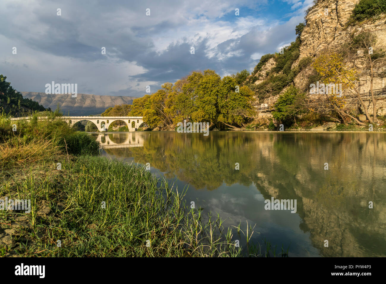 Steinbogenbrücke Gorices osmanische Ura e über den Fluss l'OSUM, Berat, Albanien, Europa | Pouf Gorica Pont sur la rivière Osum, Berat, Albanie, Banque D'Images