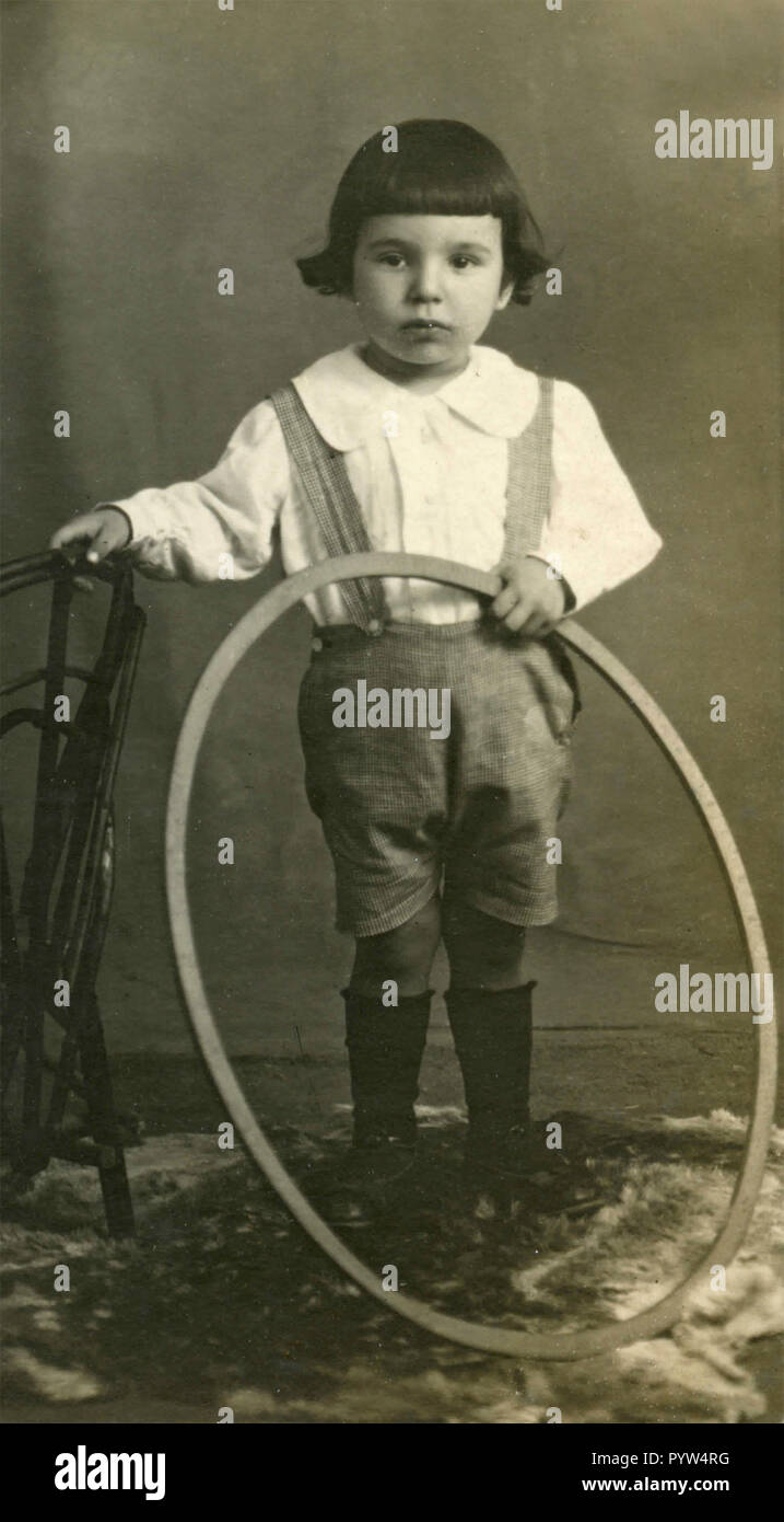 Petite fille avec un cerceau, Italie 1920 Banque D'Images