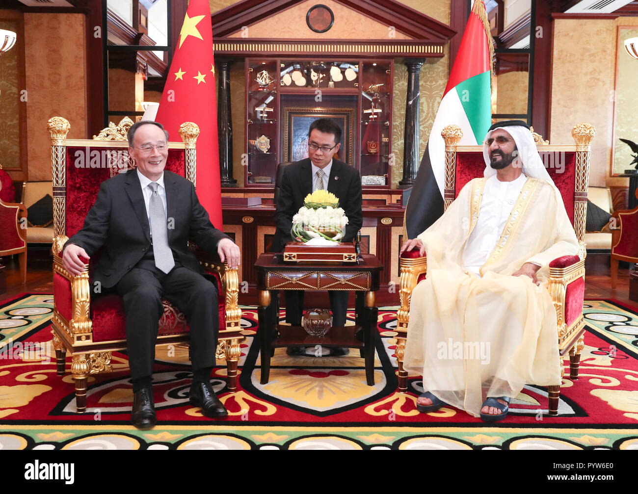 Abu Dhabi, Emirats Arabes Unis. 29 Oct, 2018. Le Vice-président chinois Wang Qishan (L) rencontre des Emirats arabes unis (EAU) Vice-président, Premier Ministre et Gouverneur de Dubaï, Cheikh Mohamed Bin Rashid Al Maktoum de Dubaï, Émirats arabes unis, le 29 octobre 2018. Invités par le gouvernement des EAU, Wang a effectué une visite à l'eau du 28 au 30 octobre. Credit : Pang Xinglei/Xinhua/Alamy Live News Banque D'Images